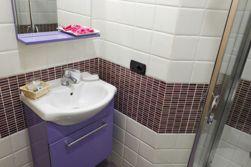 bb-messina-camera-singola-blu-mediterraneo-bagno-1
