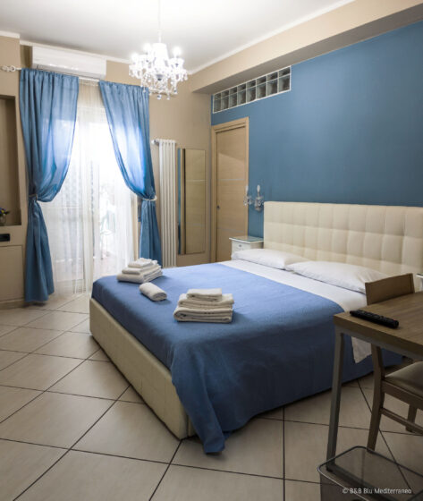 bb-messina-camera-tripla-blu-mediterraneo-lampadario